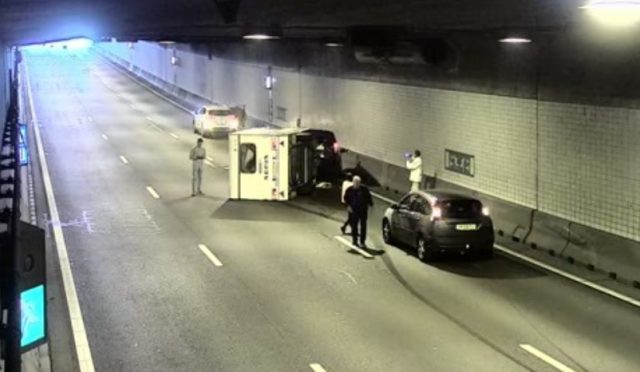 caravan kantelt in noordtunnel