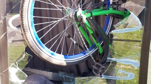 fiets door raam hendirk ido ambacht