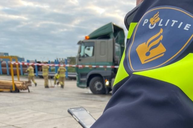Brandstoftank van vrachtwagen scheurt op bedrijventerrein in Zwijndrecht