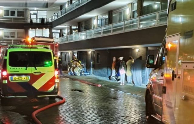 Vrouw gewond bij flinke uitslaande brand in appartement in Zwijndrecht