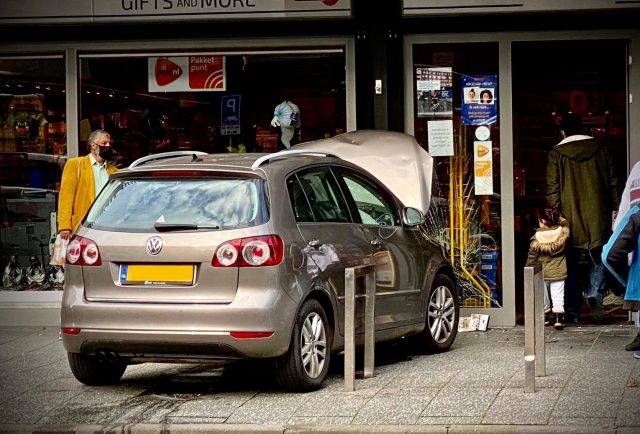 auto rijdt tegen gevel winkel admiraalsplein dordrecht