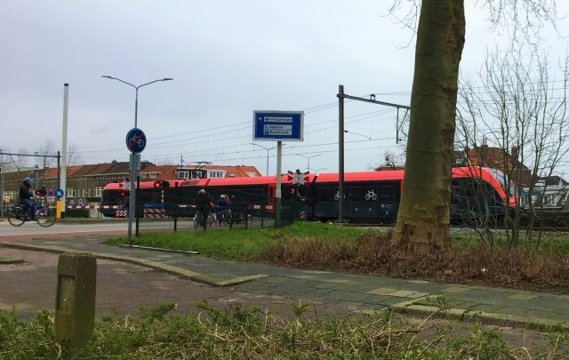 qbuzz-trein-merwedelingelijn-spoorwegovergang