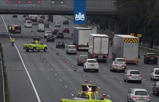 Tientallen weggebruikers negeren rode kruizen boven weg op A16