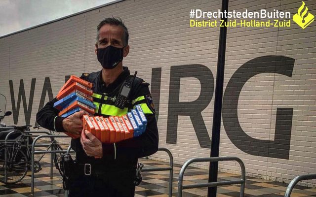 politie chocoladeletters ziekenhuis en ambulancepersoneel